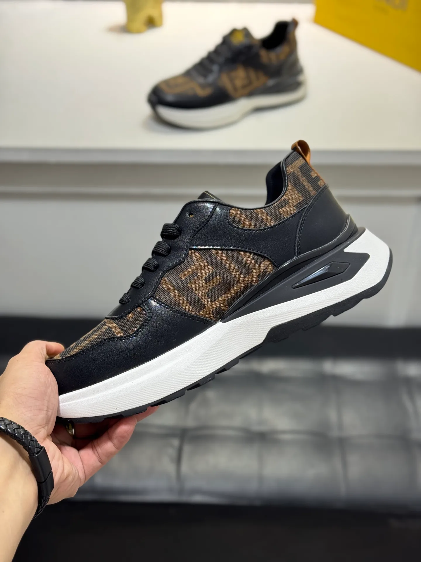 Men's shoes 💰440 [New style] 🐛🐛FENDI* Fendi! Purchasing agent level🔥hot style, the upper is made of cowhide➕canvas, and the lightweight non-slip outsole. Top quality in the market, personally performed by many celebrities, fashionable and popular, versatile and popular, simple yet tasteful, a must-have for fashionistas, exuding a fashionable and casual atmosphere, fashion is at your feet, wear it with confidence. Size: 38-44 (45 customized